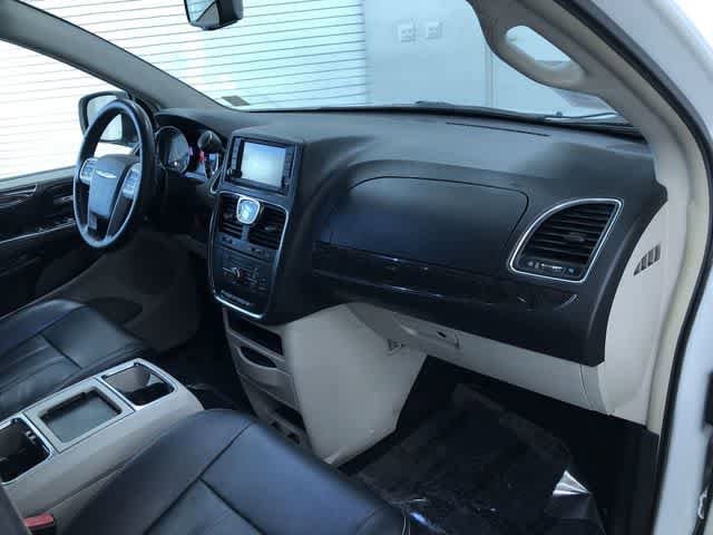 Thumbnail: 2015 Chrysler Town & Country - 23