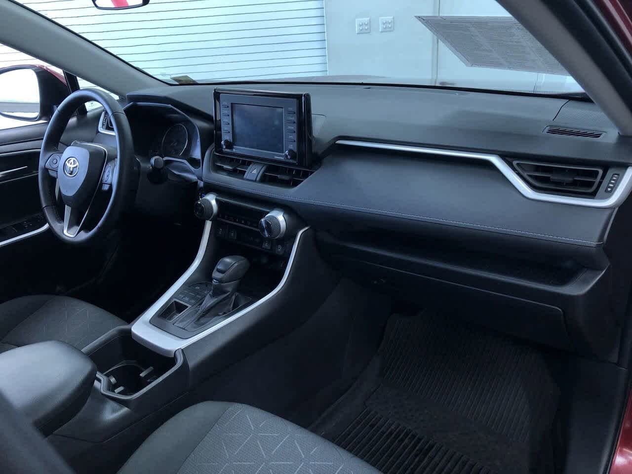 2022 Toyota RAV4 XLE 24