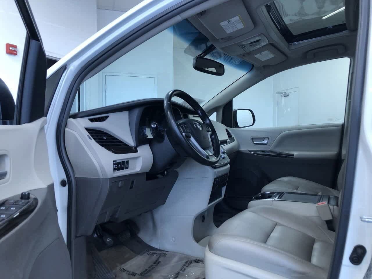 2015 Toyota Sienna XLE 10
