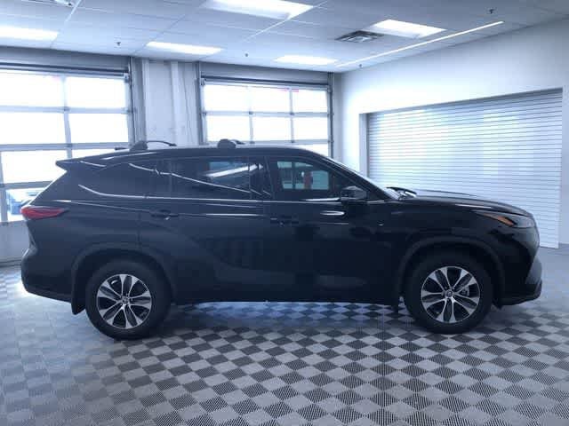 Thumbnail: 2022 Toyota Highlander - 28
