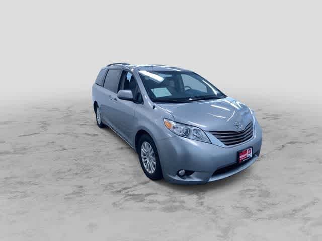 Thumbnail: 2014 Toyota Sienna - 3