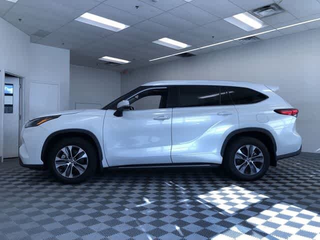 Thumbnail: 2022 Toyota Highlander - 3