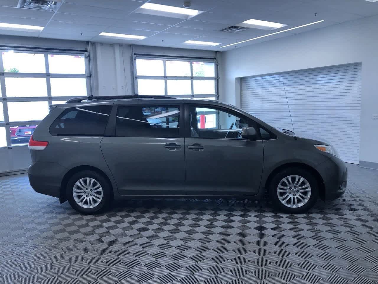 Thumbnail: 2012 Toyota Sienna - 34