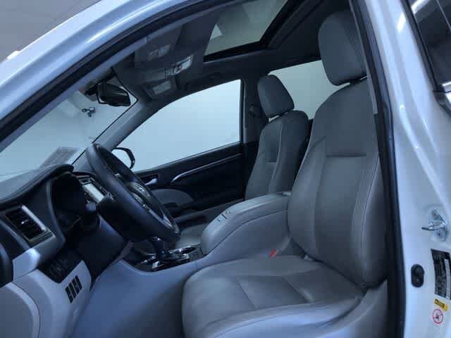 Thumbnail: 2016 Toyota Highlander - 21