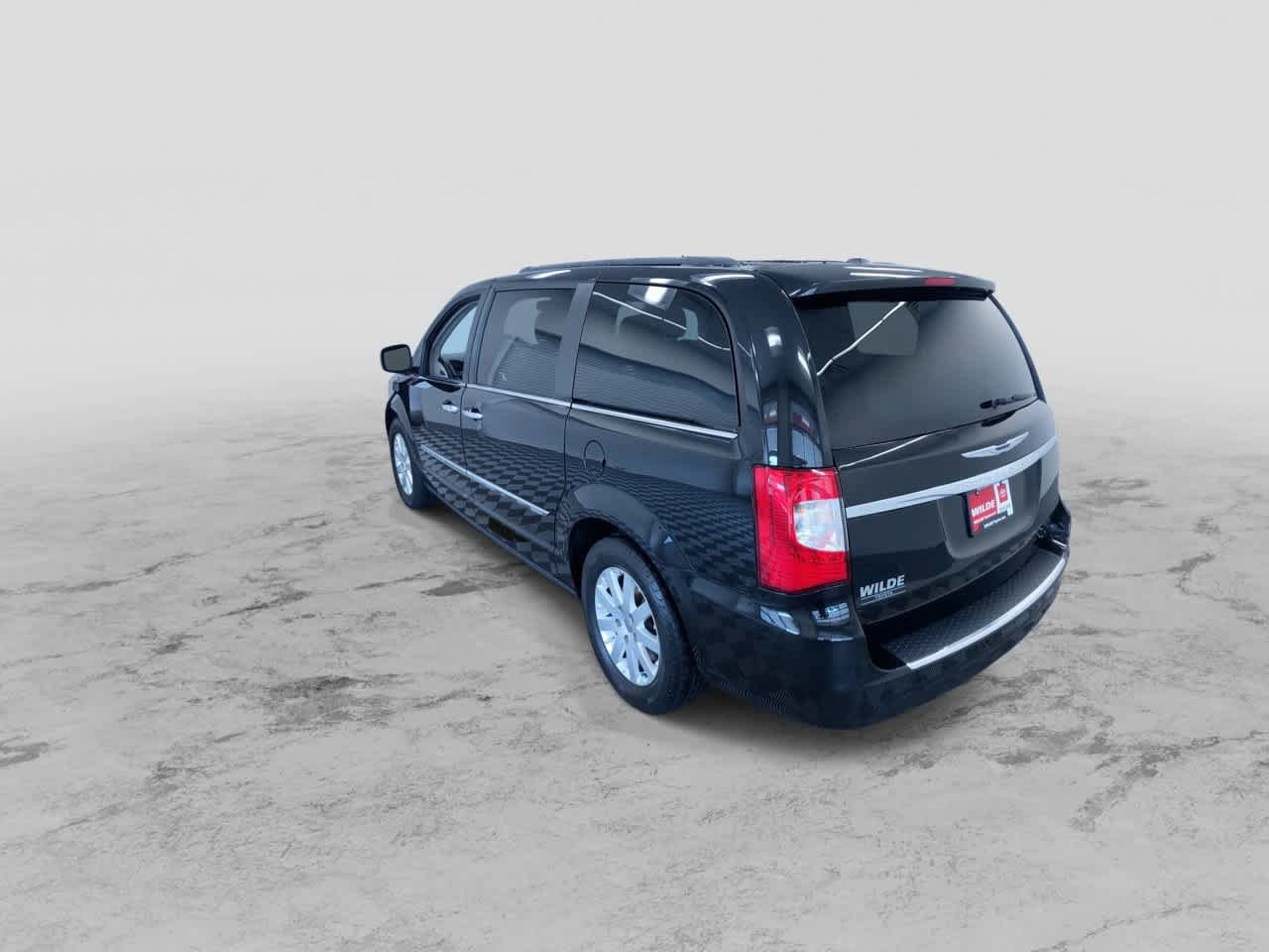 Thumbnail: 2015 Chrysler Town & Country - 7