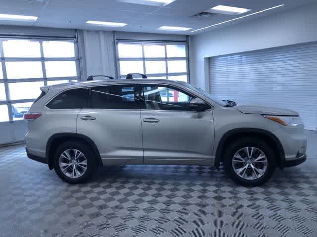 Thumbnail: 2015 Toyota Highlander - 32