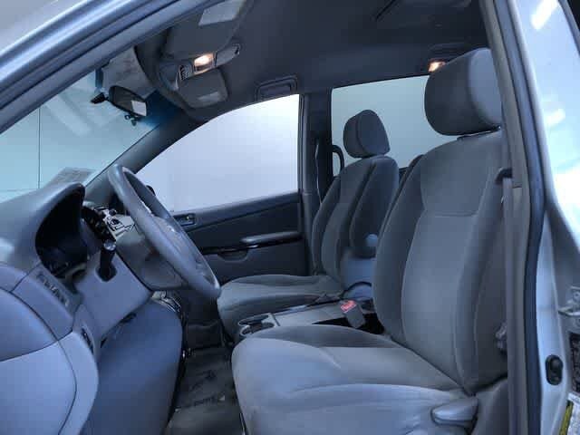 Thumbnail: 2005 Toyota Sienna - 19