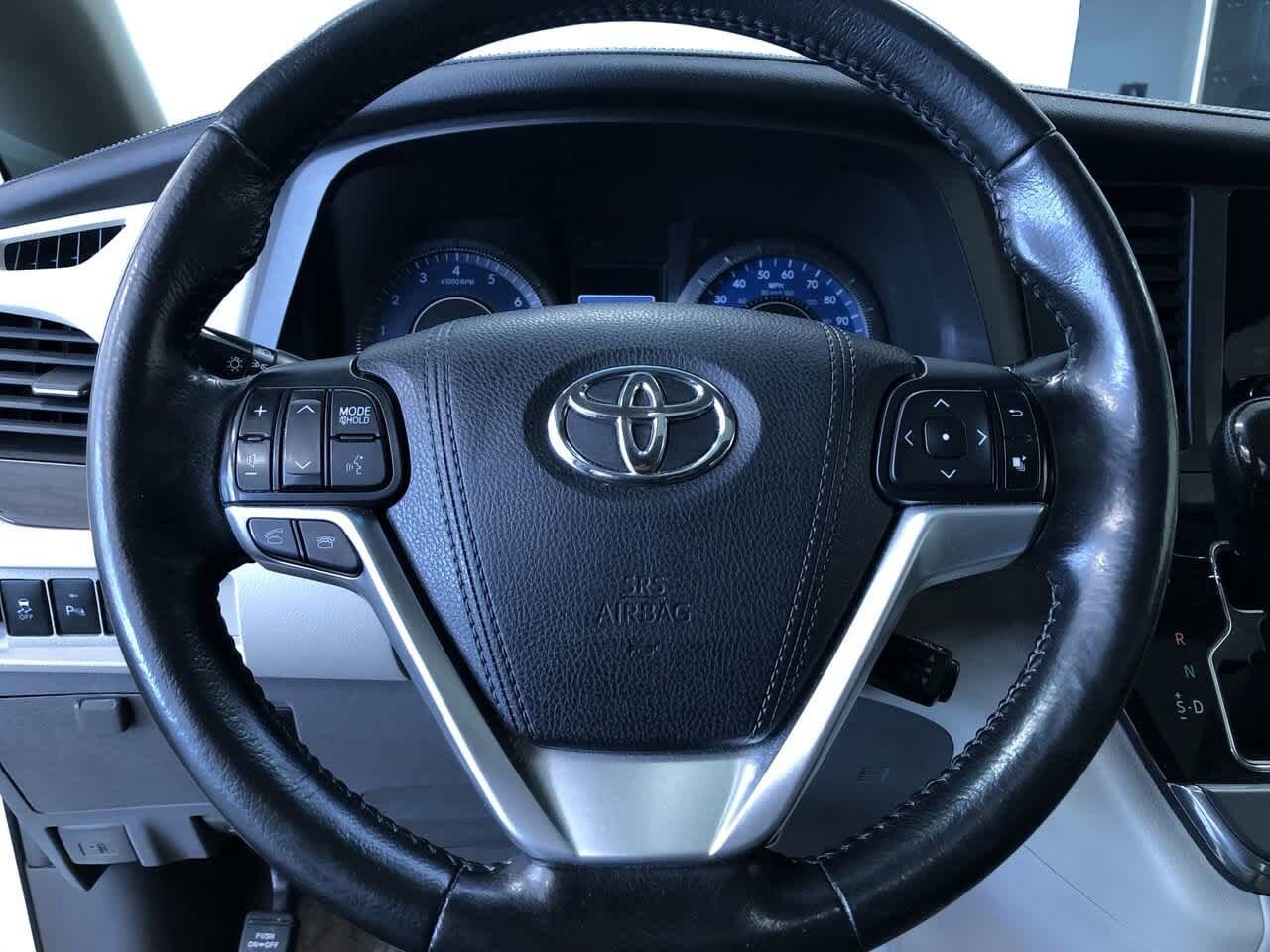 2015 Toyota Sienna XLE 25