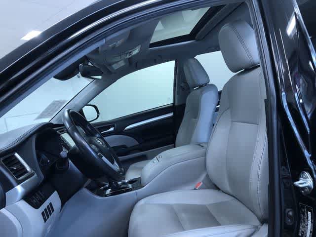 Thumbnail: 2019 Toyota Highlander - 18