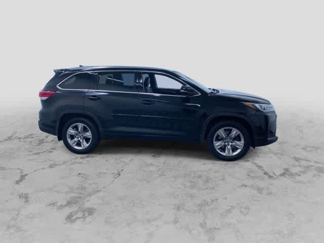 Thumbnail: 2017 Toyota Highlander - 2