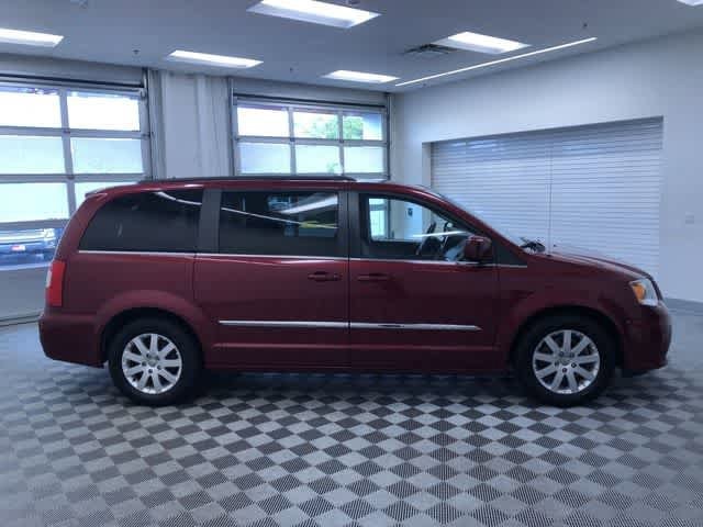 Thumbnail: 2015 Chrysler Town & Country - 35