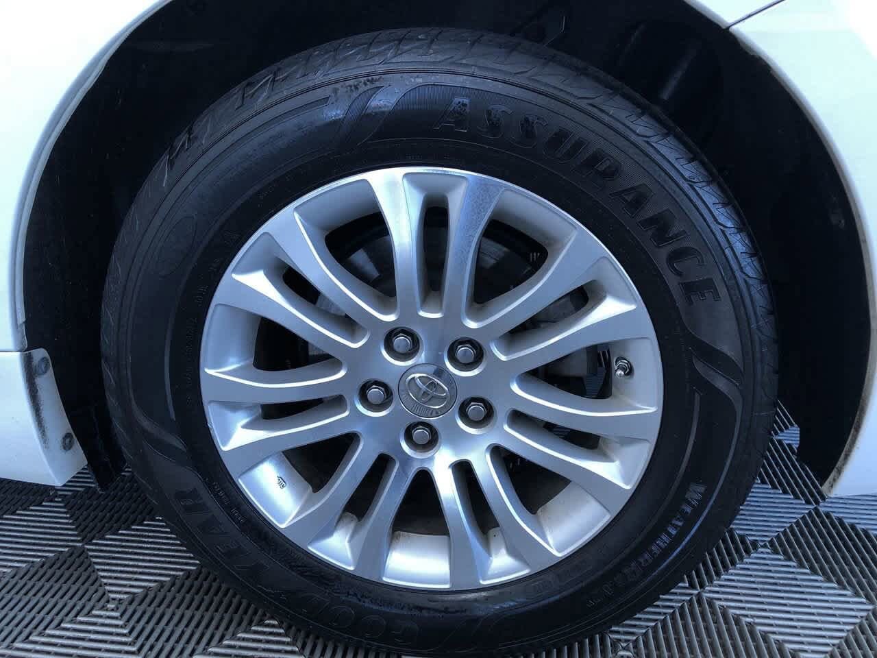 2015 Toyota Sienna XLE 16
