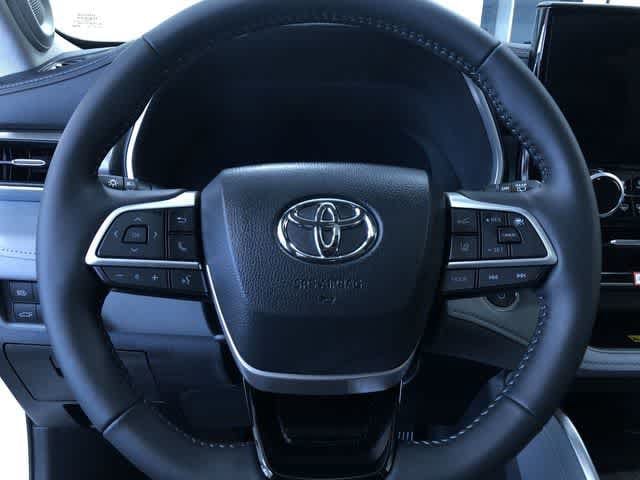 Thumbnail: 2025 Toyota Highlander - 19