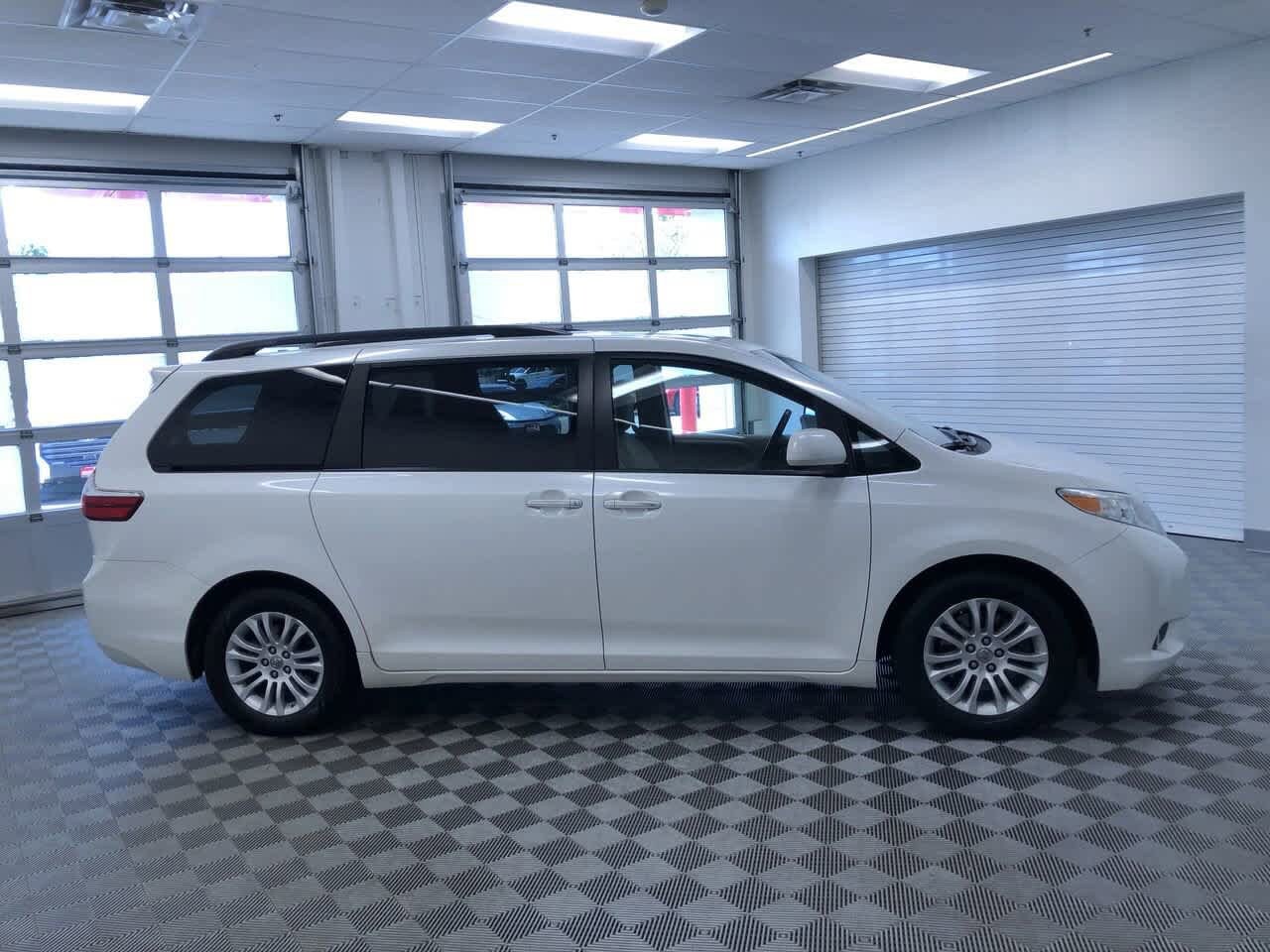 2015 Toyota Sienna XLE 36