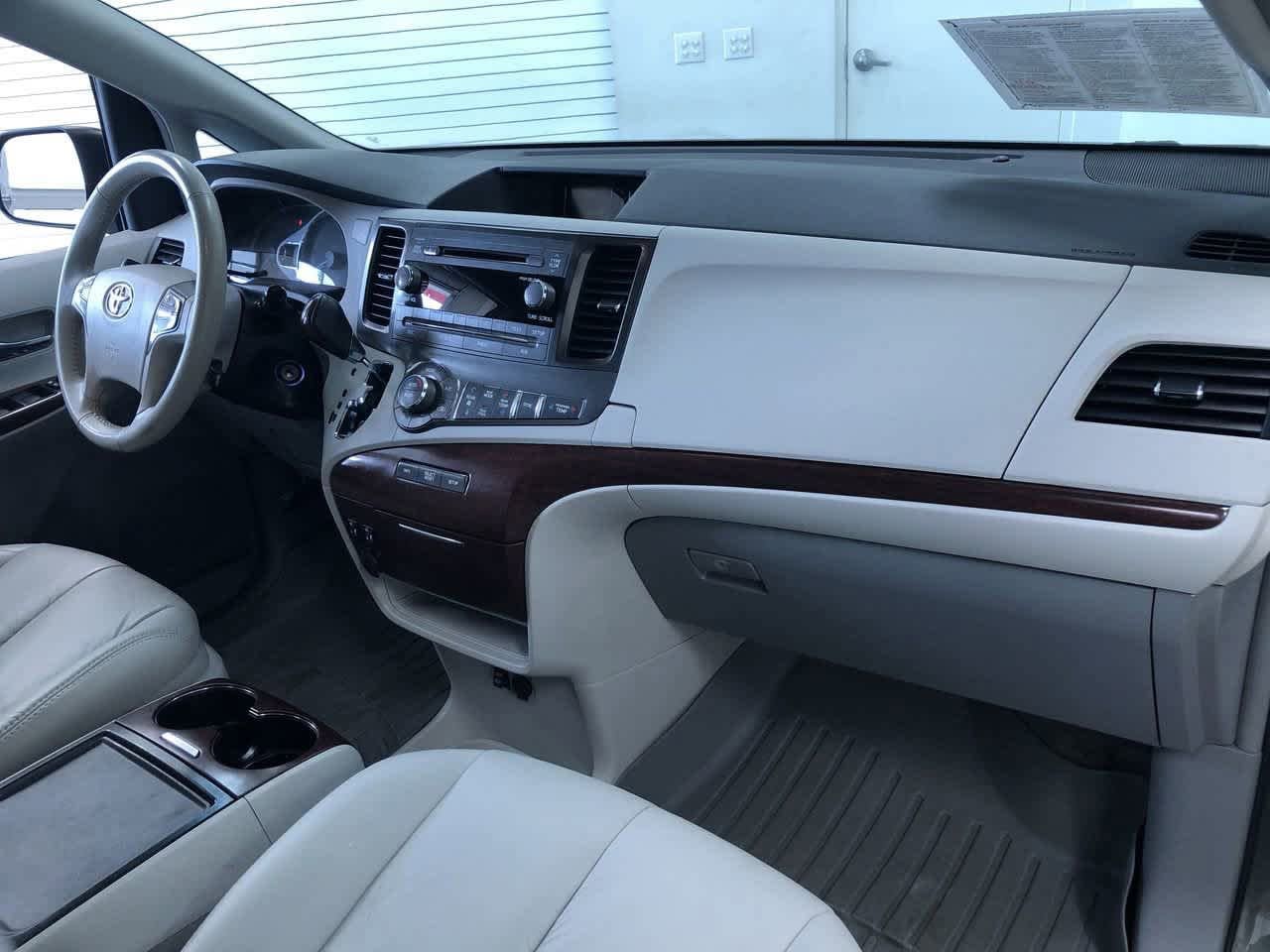 Thumbnail: 2012 Toyota Sienna - 23