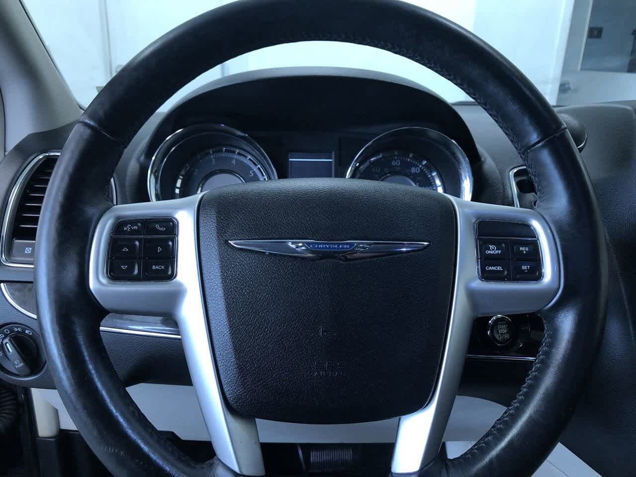 Thumbnail: 2015 Chrysler Town & Country - 24