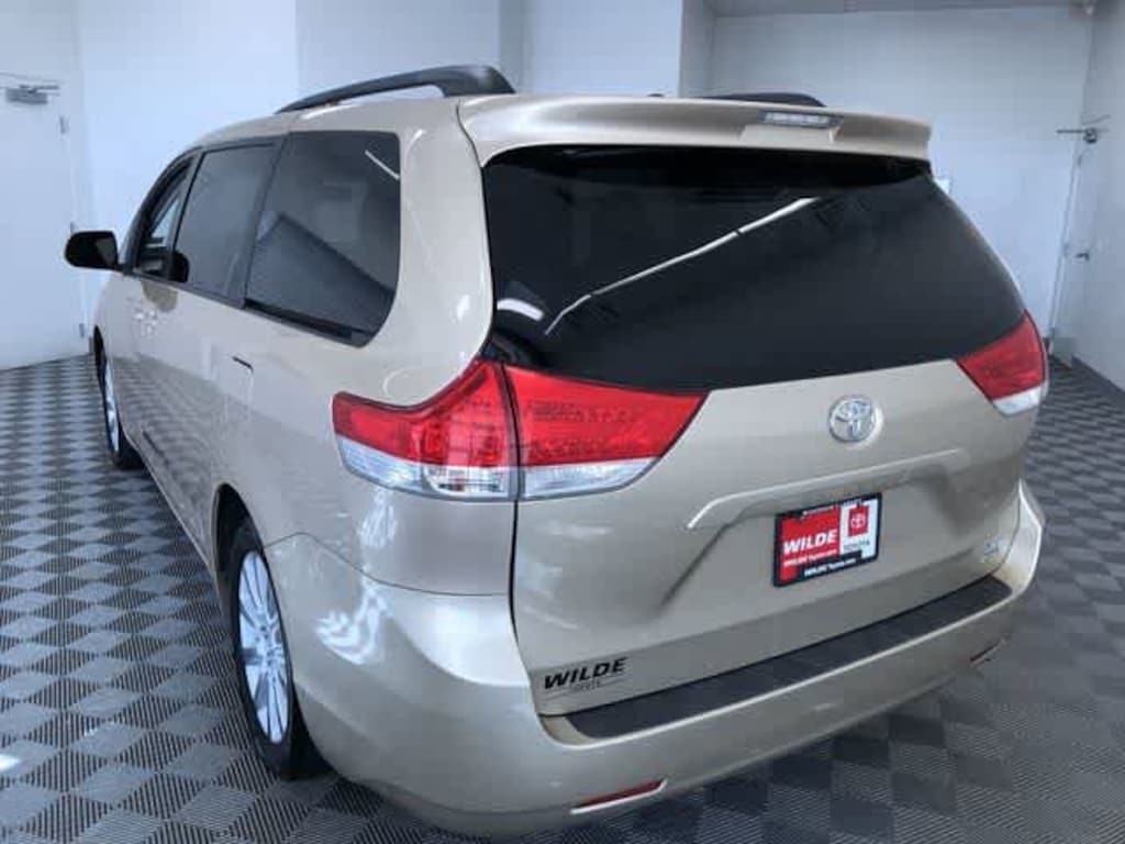 Used 2011 Toyota Sienna XLE Mini-van, Passenger
