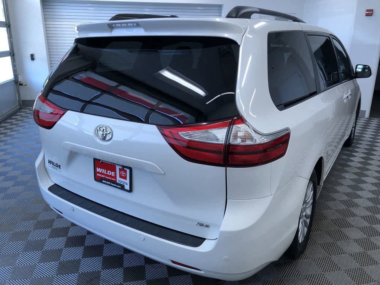 2015 Toyota Sienna XLE 9