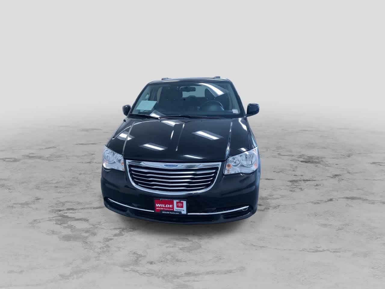 Thumbnail: 2015 Chrysler Town & Country - 4