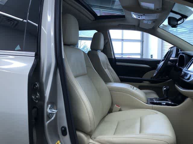 Thumbnail: 2015 Toyota Highlander - 21