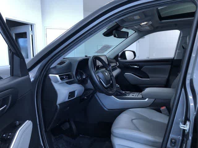 Thumbnail: 2022 Toyota Highlander - 10