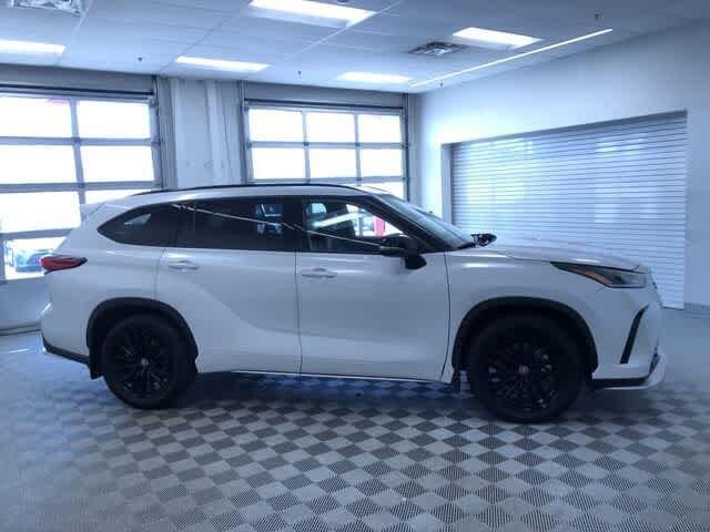 Thumbnail: 2023 Toyota Highlander - 38