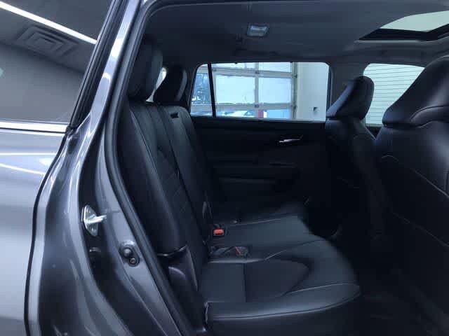 Thumbnail: 2022 Toyota Highlander - 21