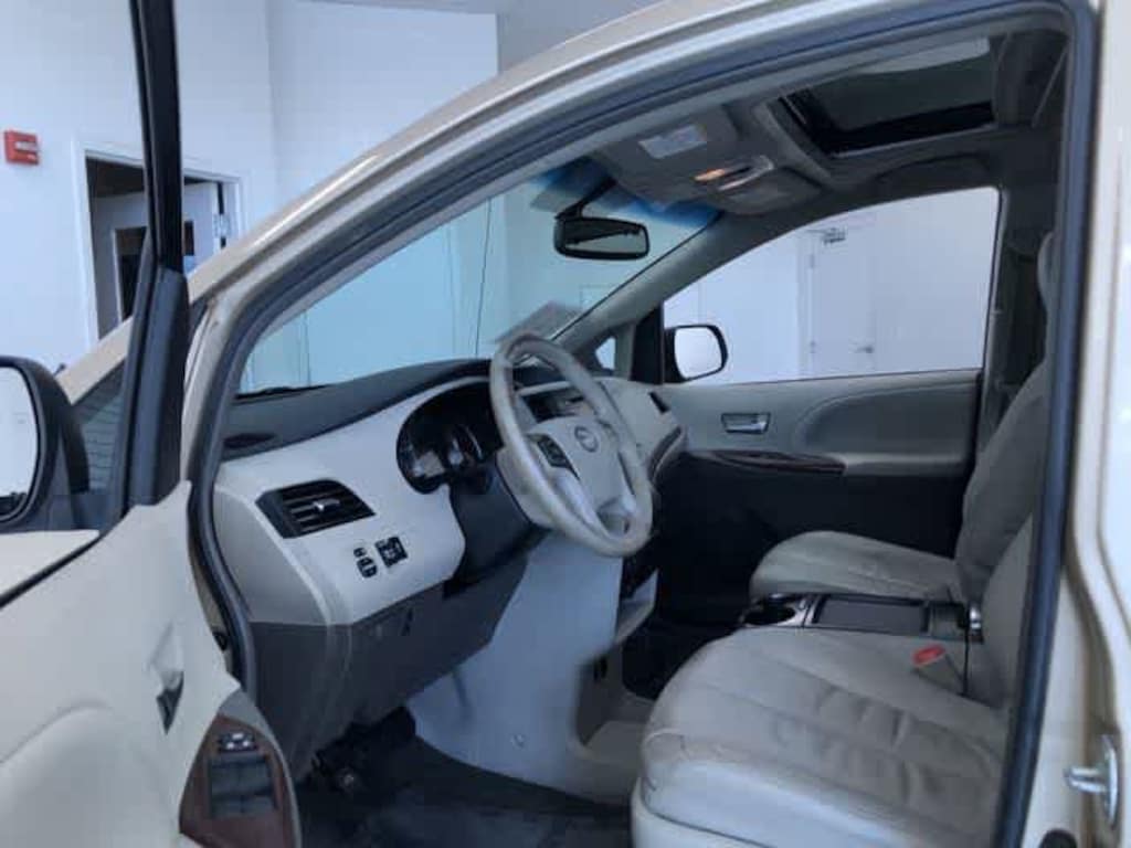 Used 2011 Toyota Sienna XLE Mini-van, Passenger