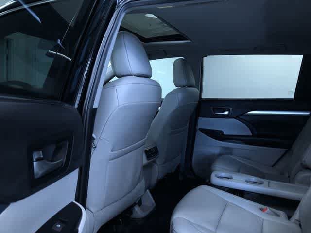 Thumbnail: 2019 Toyota Highlander - 19