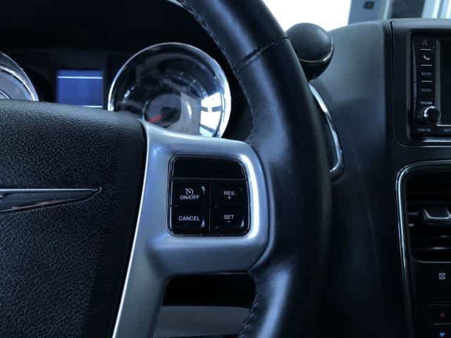 Thumbnail: 2015 Chrysler Town & Country - 26