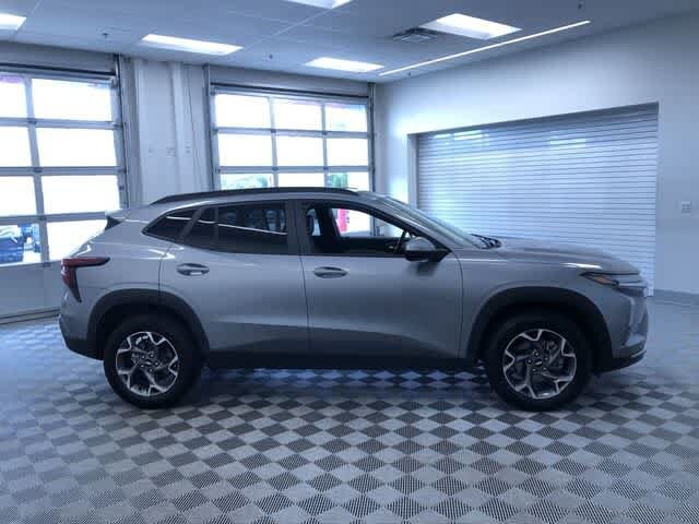 Thumbnail: 2025 Chevrolet Trax - 36
