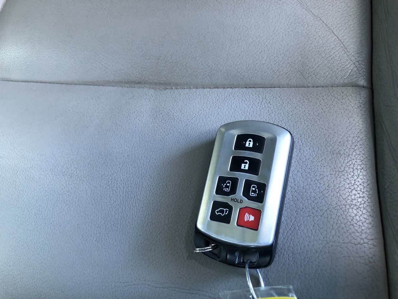 2015 Toyota Sienna XLE 33