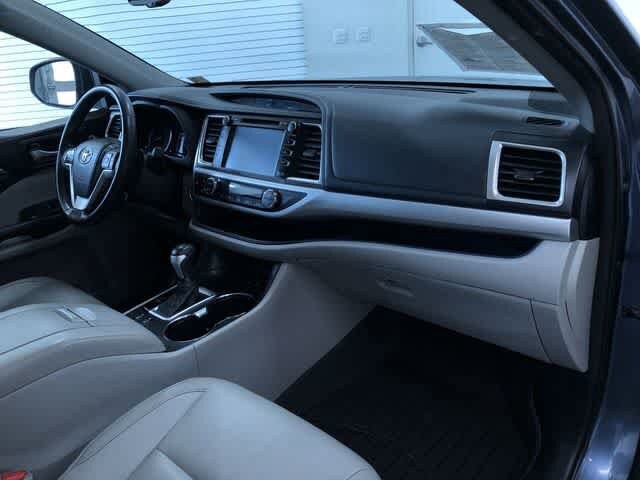 Thumbnail: 2015 Toyota Highlander - 25