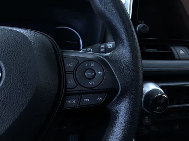 2025 Toyota RAV4 XLE - Photo 25