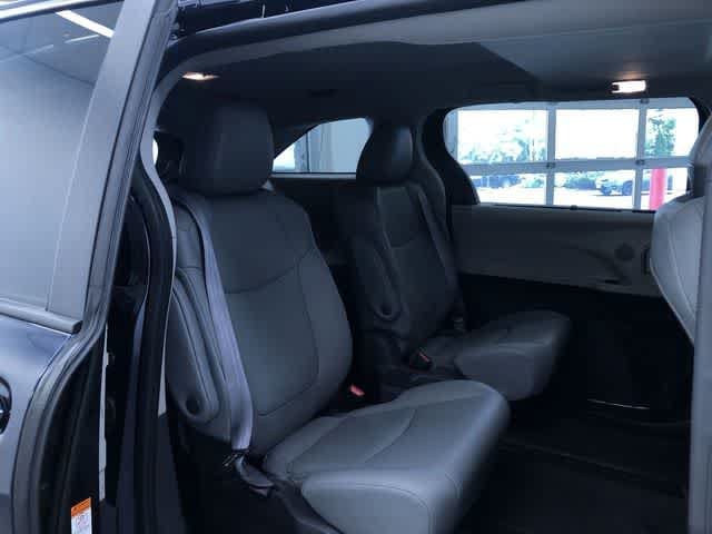 Thumbnail: 2021 Toyota Sienna - 21