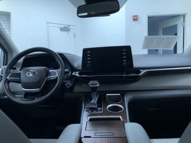 Thumbnail: 2021 Toyota Sienna - 17
