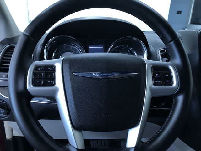 Thumbnail: 2015 Chrysler Town & Country - 25
