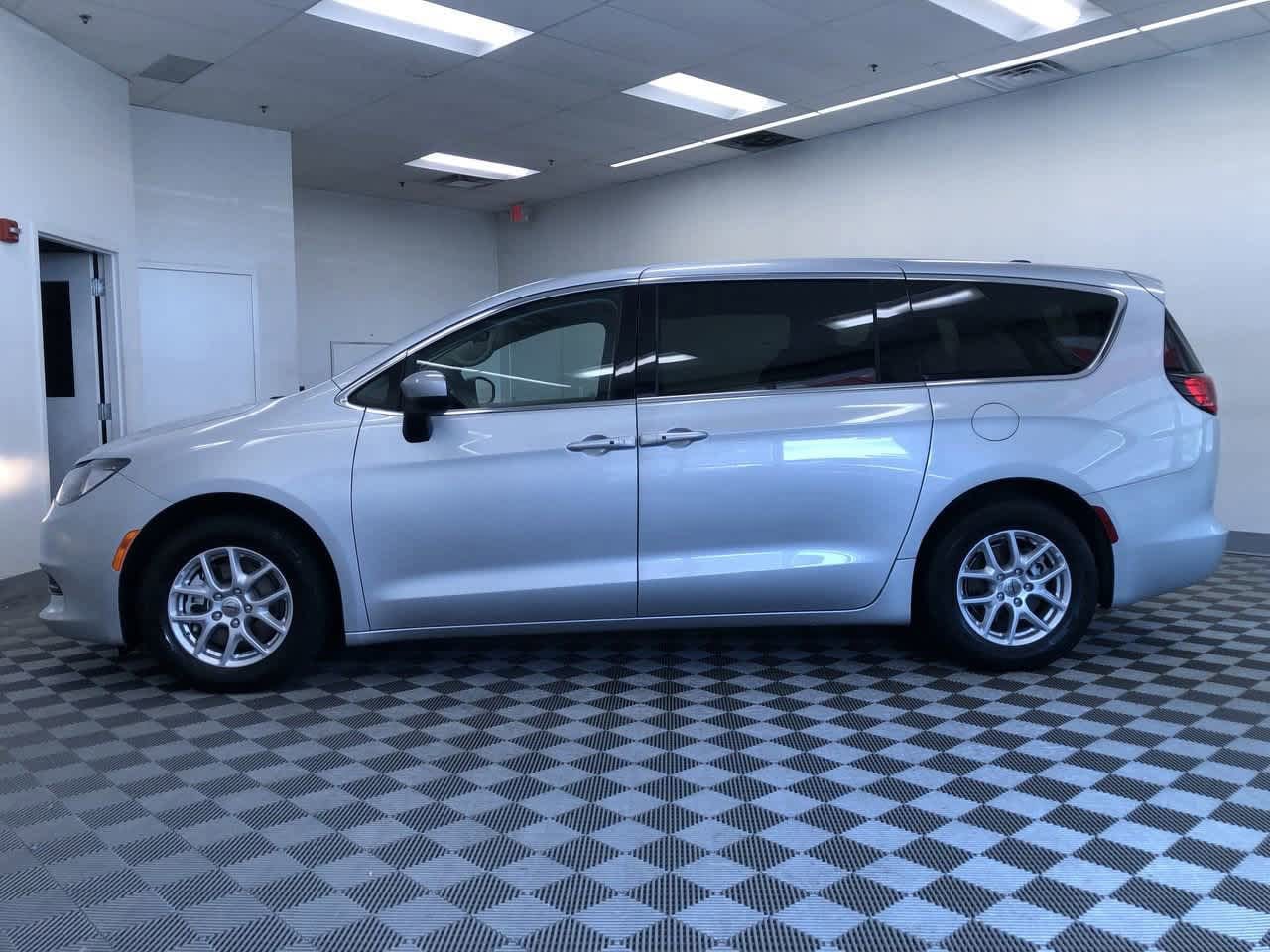 2023 Chrysler Voyager LX 11