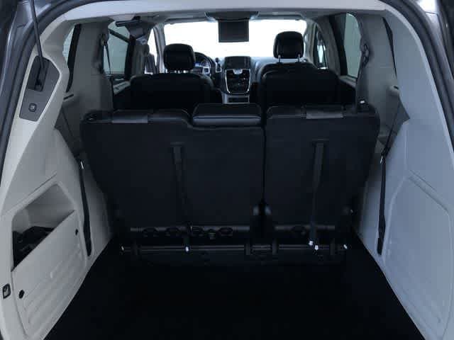 Thumbnail: 2015 Chrysler Town & Country - 31