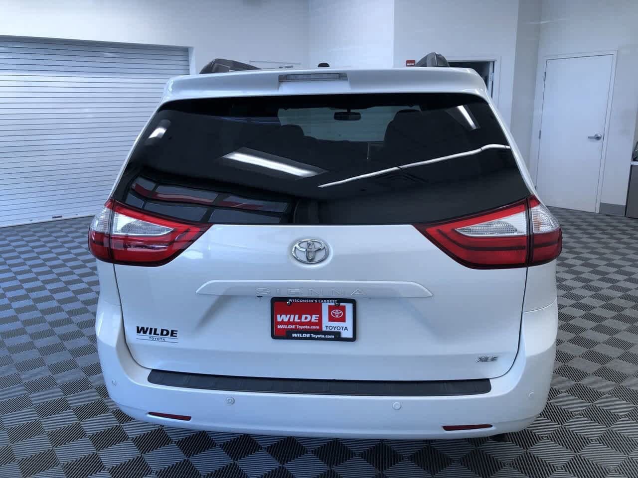 2015 Toyota Sienna XLE 13