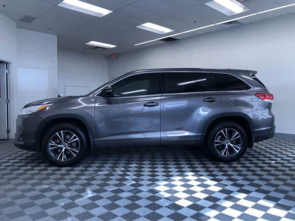 Used 2017 Toyota Highlander LE Sport Utility