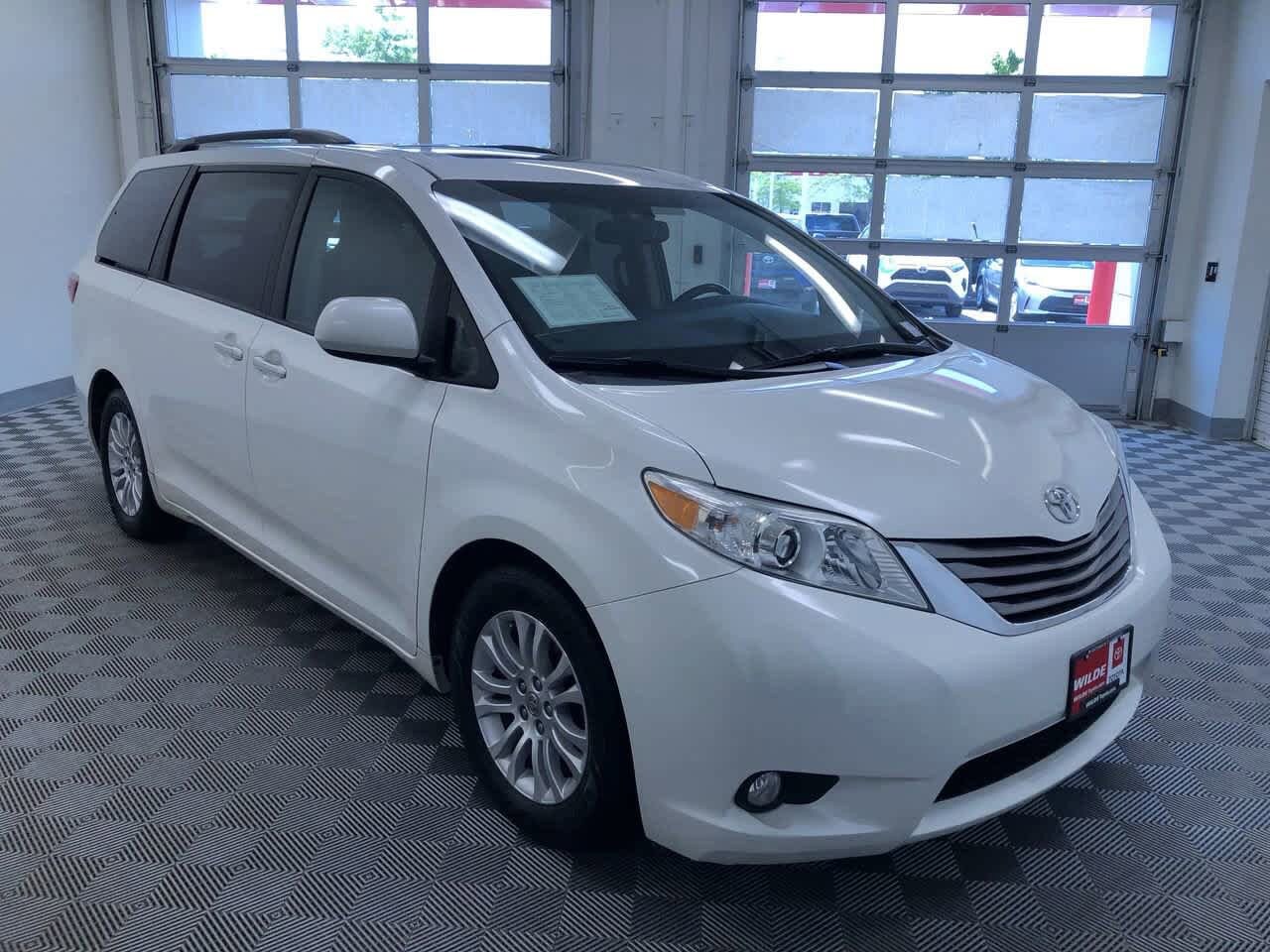 2015 Toyota Sienna XLE 3