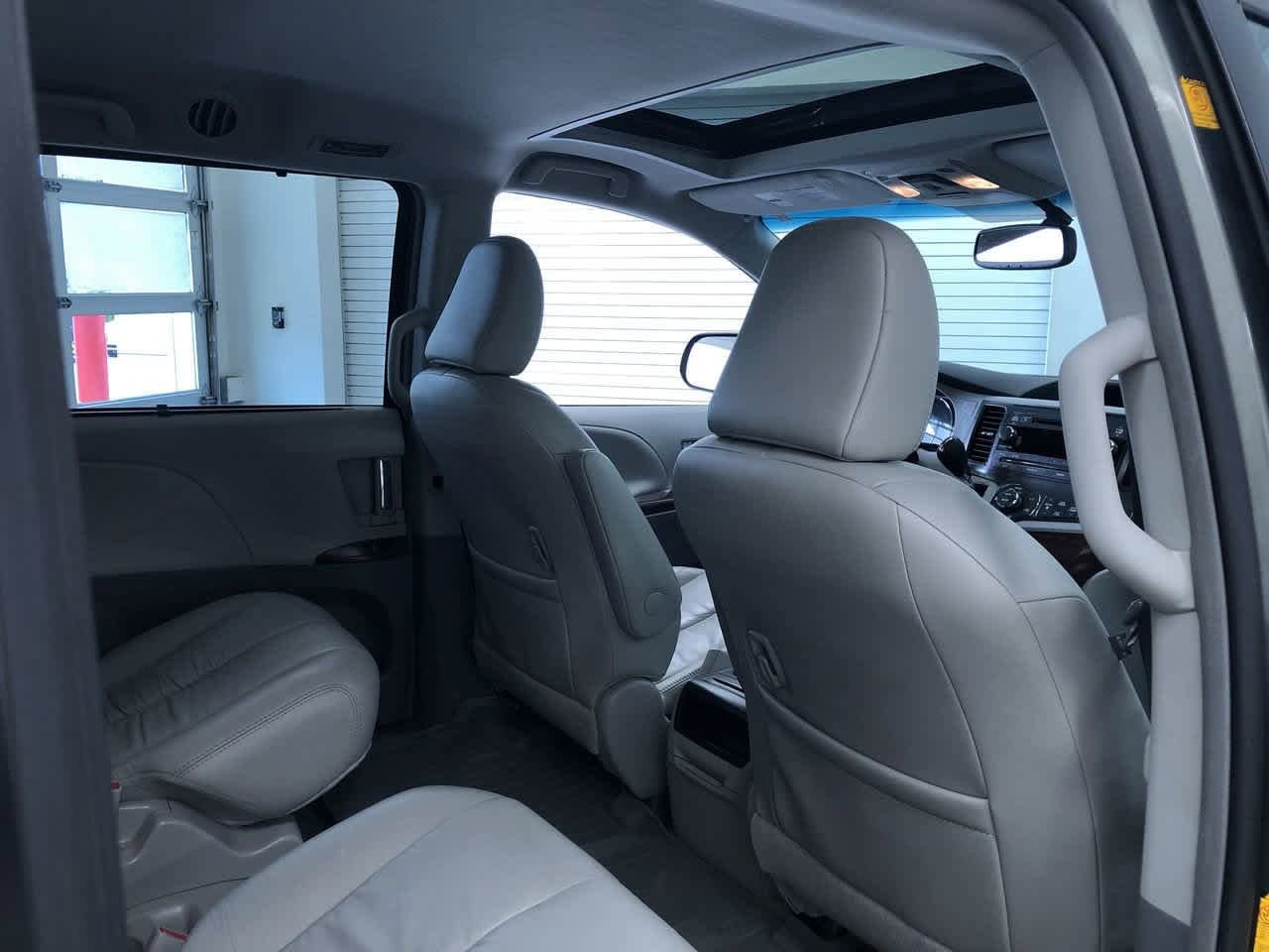 Thumbnail: 2012 Toyota Sienna - 21