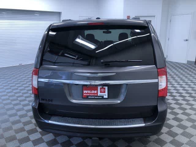 Thumbnail: 2015 Chrysler Town & Country - 14