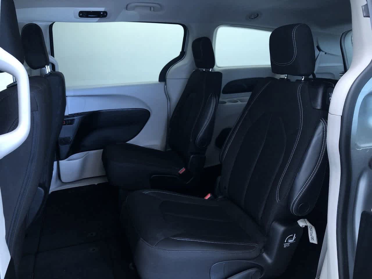 2023 Chrysler Voyager LX 19