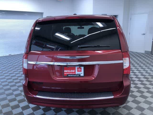 Thumbnail: 2015 Chrysler Town & Country - 14