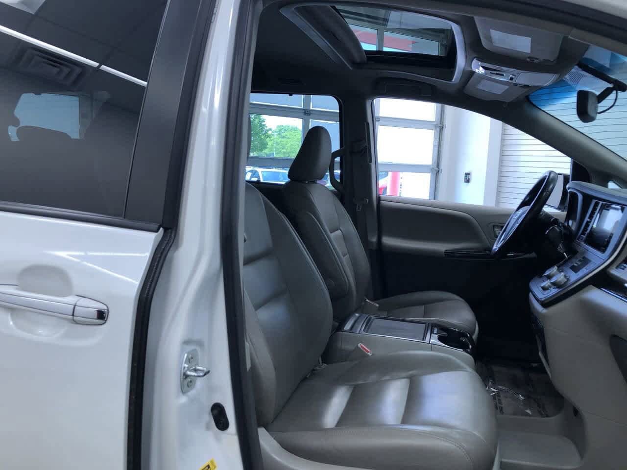2015 Toyota Sienna XLE 23
