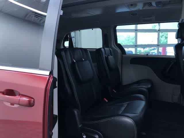 Thumbnail: 2015 Chrysler Town & Country - 21