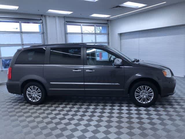 Thumbnail: 2015 Chrysler Town & Country - 35