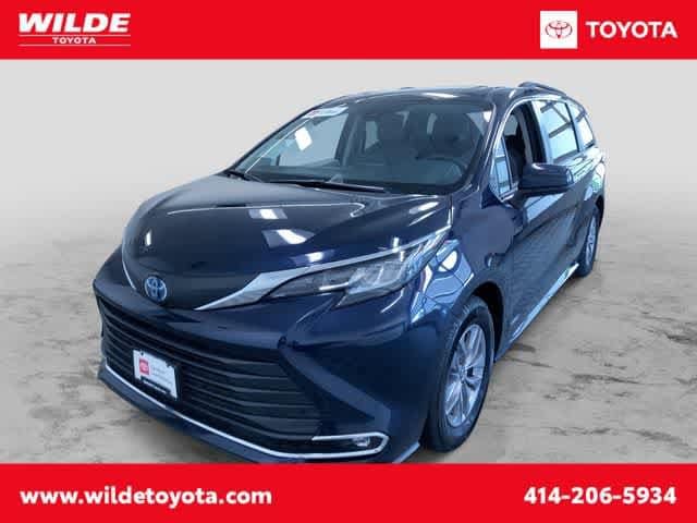 2021 Toyota Sienna XLE 7-Passenger Hybrid AWD's photo